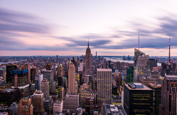 MANHATTAN, NEW YORK CITY. Skyline von Manhattan und Wolkenkratzer aus der Luft. New York City, USA. - Foto, Bild