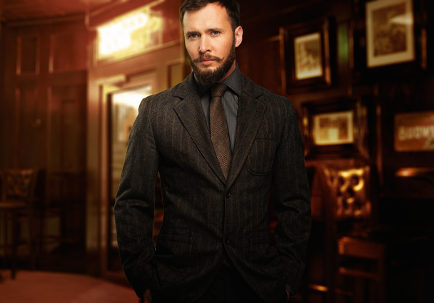 knappe goed geklede man met baard in jas en stropdas - Foto, afbeelding