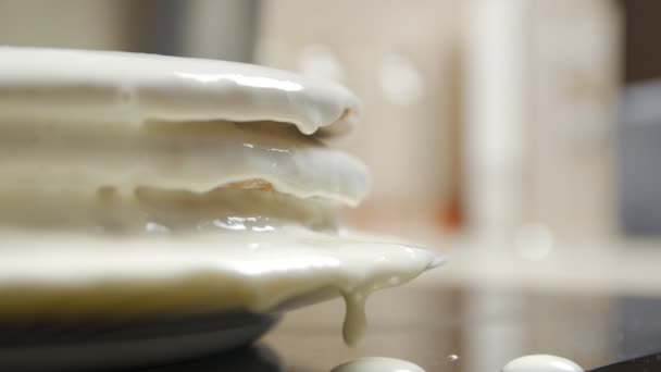 Λευκή κρέμα ρέει από κέικ - Πλάνα, βίντεο