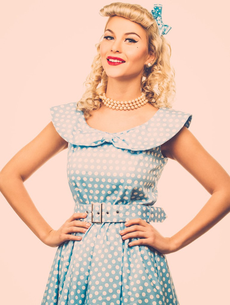 Seksikäs blondi pin up tyyli nuori nainen sininen mekko
 - Valokuva, kuva
