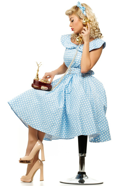ξανθιά κοκέτα pin επάνω στυλ νεαρή γυναίκα στην μπλε φόρεμα με vintage τηλέφωνο  - Φωτογραφία, εικόνα