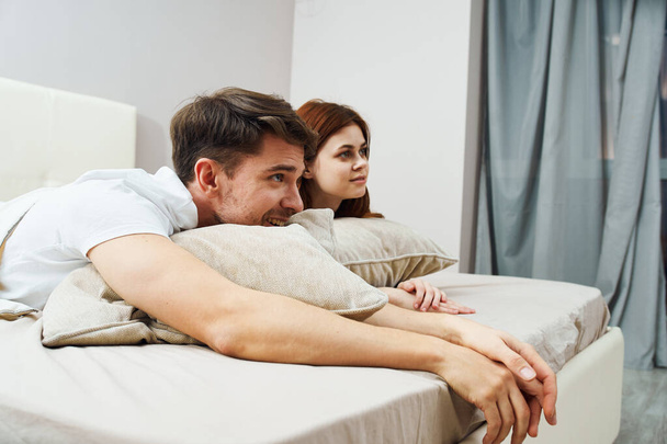 Uomo e donna sdraiati sul letto riposo famiglia i interior  - Foto, immagini