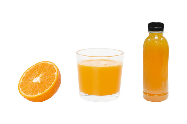 100% pomerančová šťáva a plátky ovoce izolované na bílém pozadí. ořezávání cest. - Fotografie, Obrázek