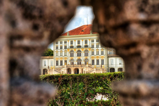 Нимфенбургский дворец - это дворец в стиле барокко, расположенный в городе Мюнхен, в штате Бавария, Германия. Дворец был летней резиденцией баварских правителей. - Фото, изображение