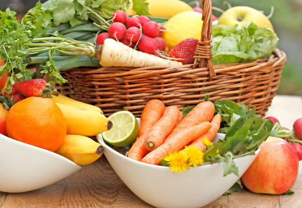 βιταμίνες από φρέσκα φρούτα και λαχανικά της άνοιξης - Φωτογραφία, εικόνα