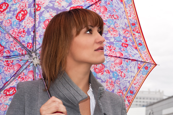 bir şemsiye ile şehvetli genç esmer kız - Fotoğraf, Görsel