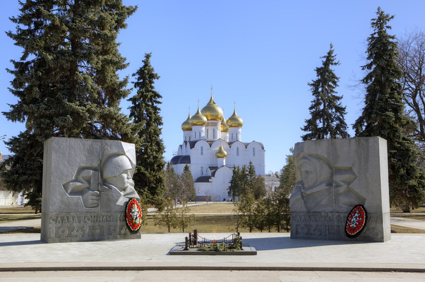 Monumento a los soldados caídos y la catedral de la Asunción. Yaroslavl, Rusia
 - Foto, imagen