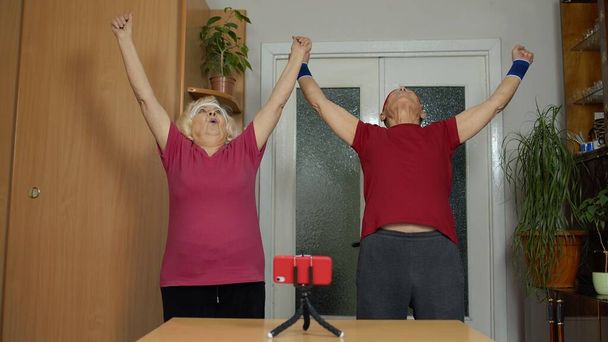 Пожилая женщина мужчина делает фитнес упражнения, начиная живой поток, блог, онлайн дистанционный курс - Фото, изображение