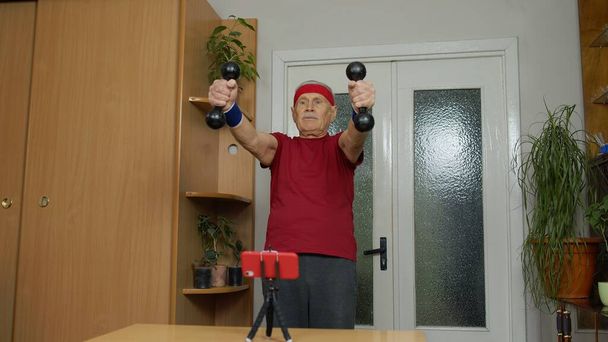 Uomo anziano in pensione che fa allenamento, allenamento, fitness, esercizi di attività sportiva durante il coronavirus - Foto, immagini