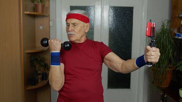 Hombre mayor jubilado haciendo ejercicios, entrenamiento, fitness, ejercicios de actividad deportiva durante coronavirus - Foto, imagen