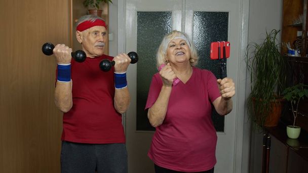 Vanhemmat vanhukset pari isoäiti isoisä tekee harjoitus käsipainot, kunto käyttäessään - Valokuva, kuva