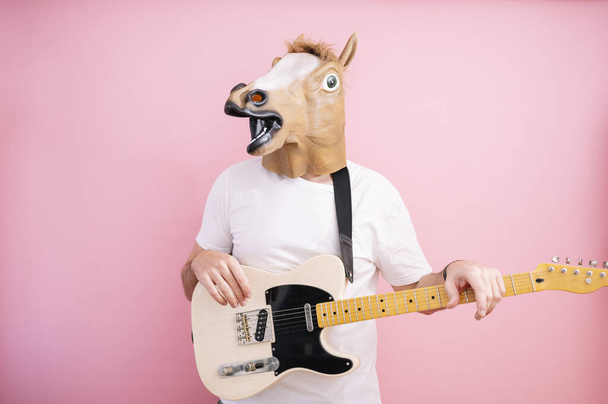 Człowiek z maską konia z gitarą elektryczną - Zdjęcie, obraz