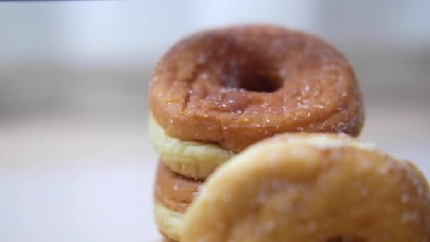Donuts recubiertos de azúcar de engorde recién horneados. Zoom hacia fuera tiro - Imágenes, Vídeo