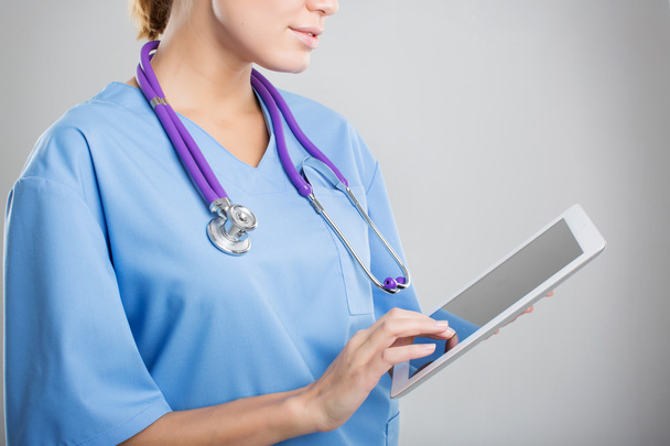 медсестра держит в руках электронн - Foto, Imagem