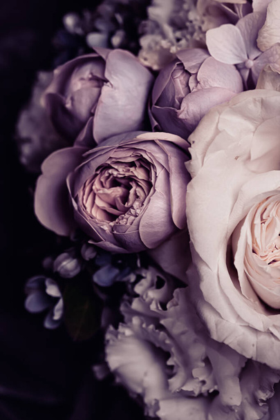 Virágcsokor, mint ajándék, rózsa virág elrendezése a virágüzlet vagy online szállítás, romantikus ajándék és luxus otthoni dekoráció - Fotó, kép