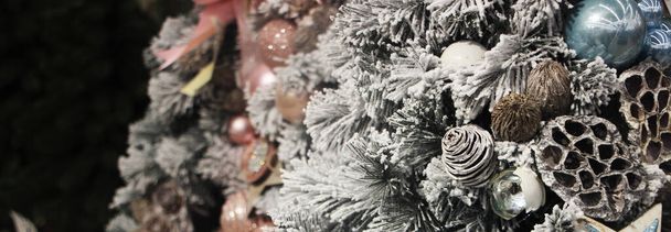 Díszített karácsonyfa babakék és poros rózsa színekben. Újévi jelenet. Szelektív fókusz - Fotó, kép