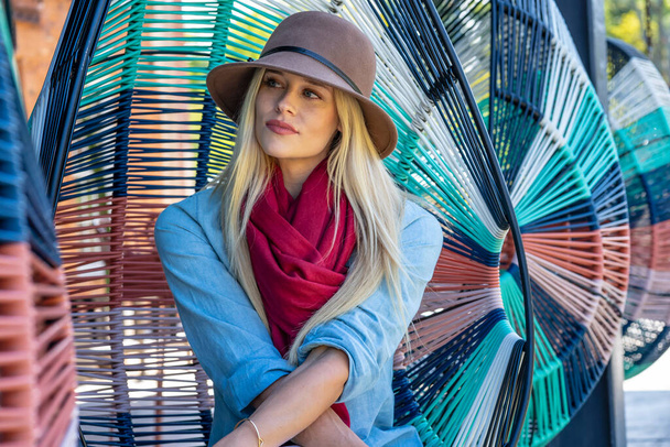 Een prachtig blond model poseert buiten in haar herfstkleren - Foto, afbeelding