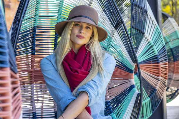 Ein hinreißendes blondes Model posiert im Freien in ihrer Herbstkleidung - Foto, Bild