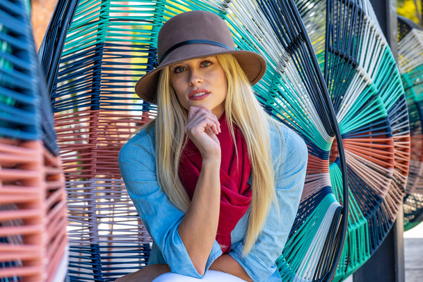 Ένα πανέμορφο ξανθό μοντέλο ποζάρει σε εξωτερικούς χώρους με φθινοπωρινά ρούχα - Φωτογραφία, εικόνα