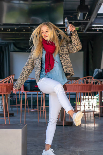 Розкішна блондинка модель позує на відкритому повітрі в її осінньому одязі
 - Фото, зображення