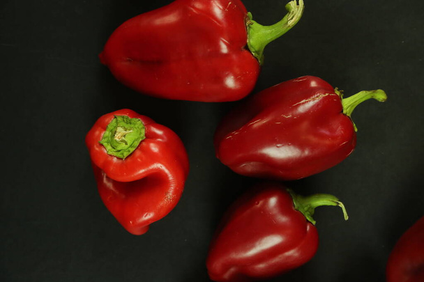 Rote Paprika auf schwarzem Hintergrund - Foto, Bild
