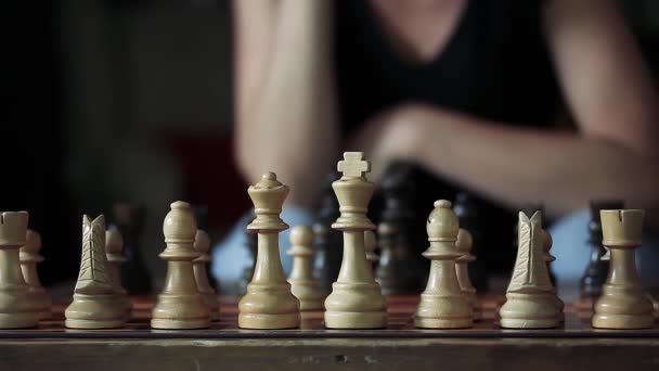 Nainen pelaa shakkia sisätiloissa ja ajattelu asema, Siirrä ja strategia.  - Materiaali, video