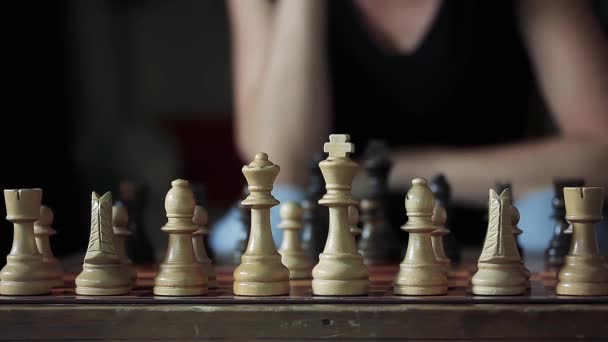 Mujer jugando al ajedrez. Primer plano.   - Metraje, vídeo