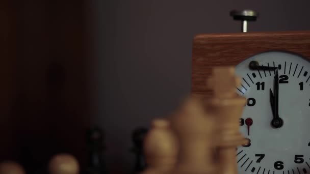 Régi sakkóra, ami egy sakkjátszma utolsó pillanatait mutatja. Közelkép.  - Felvétel, videó