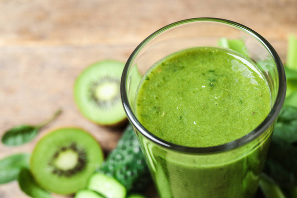 Delicious fresh green juice in glass, closeup. Space for text - Φωτογραφία, εικόνα