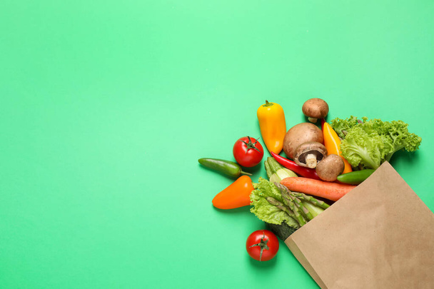 Different fresh vegetables on green background, flat lay. Space for text - Fotoğraf, Görsel