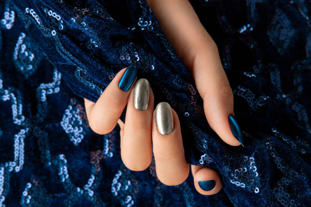 Жінки дають манікюр на творчому синьому фоні іскри. Партія темної ночі срібний дизайн нігтів
. - Фото, зображення