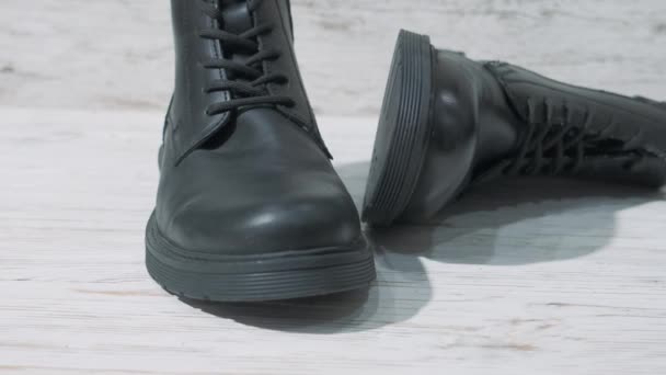 Drogie luksusowe buty skórzane dla mężczyzn na białym drewnianym tle - Materiał filmowy, wideo