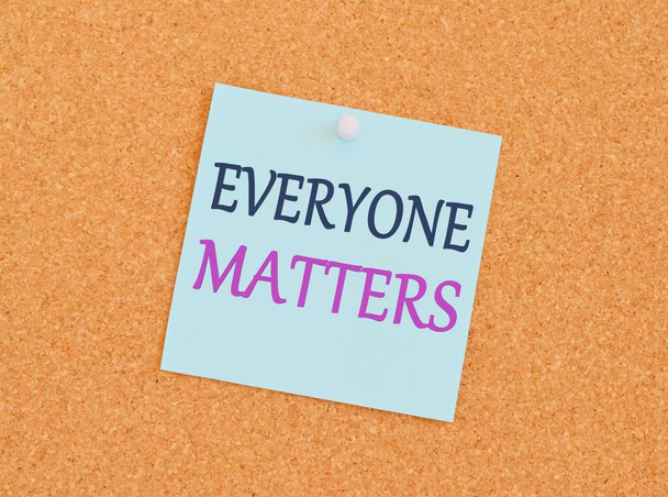 Word writing text Everyone Matters. Business concept for all the showing have right to get dignity and respect, everyone matters written on sticky note paper over a kork board - Photo, Image