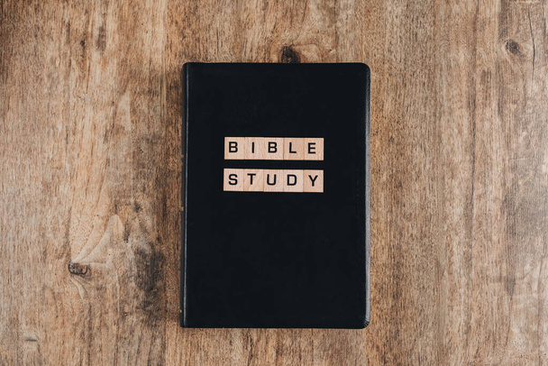 Bible Study in block letters on a bible on a wooden table. - Foto, Imagem