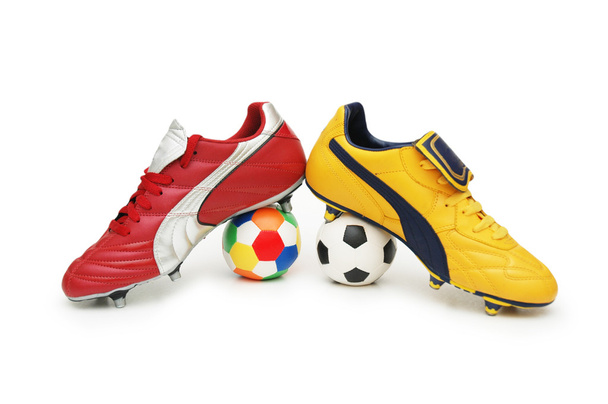 Calzature calcio e palloni da calcio a colori isolati su bianco
 - Foto, immagini