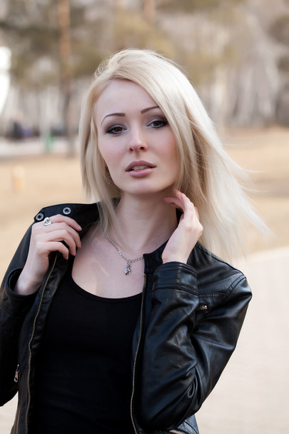Портрет милої молодої блондинки
 - Фото, зображення