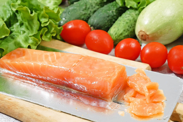 salmón fresco pescado con lechuga verde y verduras, ensalada fresca con verduras, salmón y crutones, concepto de dieta de alimentos crudos - Foto, Imagen