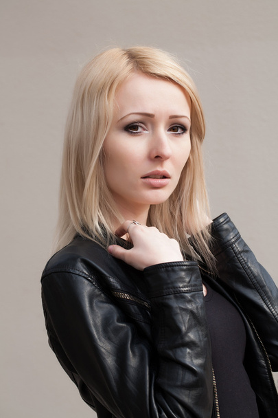 porträtt av en söt ung blondin - Fotografie, Obrázek