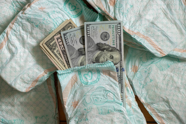 Украина Днепр 20.12.2020 - детские памперсы и рядом американские 100 долларов, цена памперсов - Фото, изображение