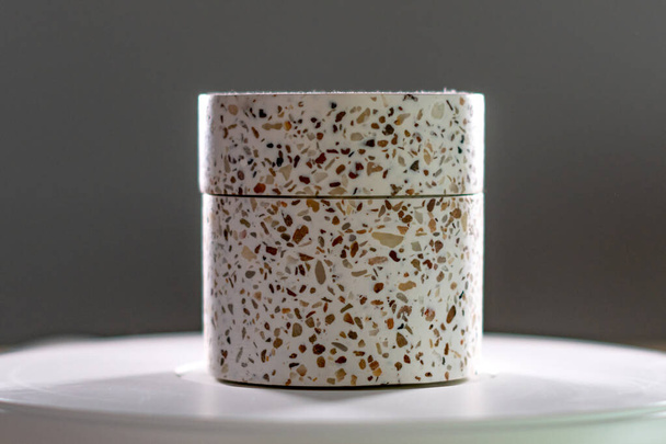 Close-up de um pote de cerâmica usado para armazenar algodão no banheiro - Foto, Imagem