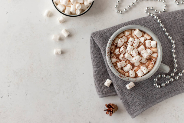 mug with a hot drink and mini marshmallows in a festive atmosphere. white background with copy space - Fotografie, Obrázek