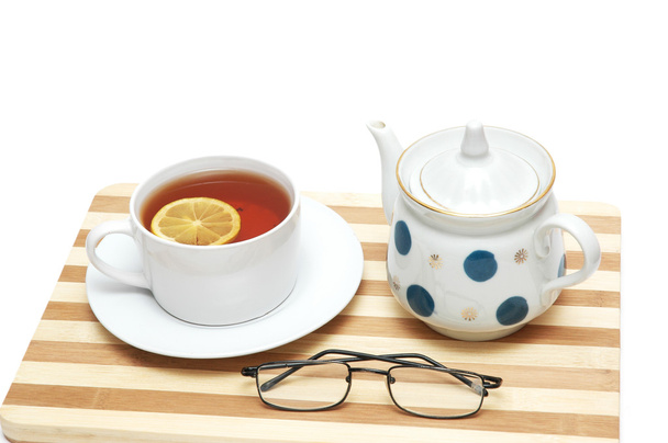Чашка чаю з лимоном і горщиком ізольовані на білому
 - Фото, зображення