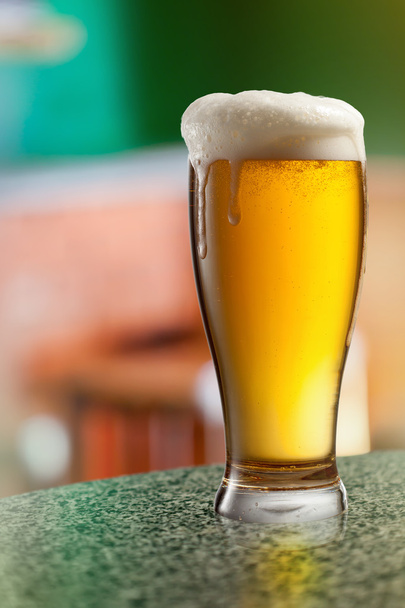 Vaso de cerveza ligera en pub
 - Foto, Imagen