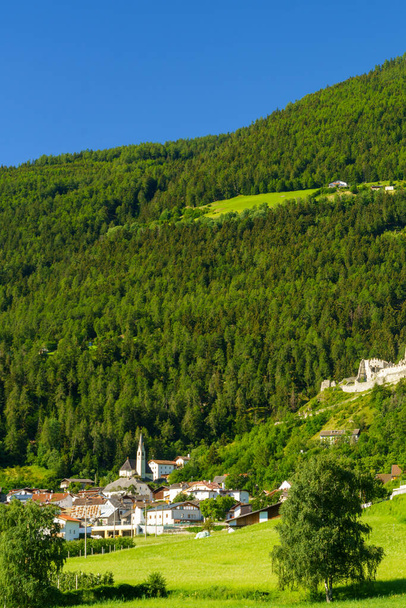 Paisagem montanhosa ao longo da estrada de Glorenza a Prato allo Stelvio, província de Bolzano, Trentino Alto Adige, Itália, no verão - Foto, Imagem