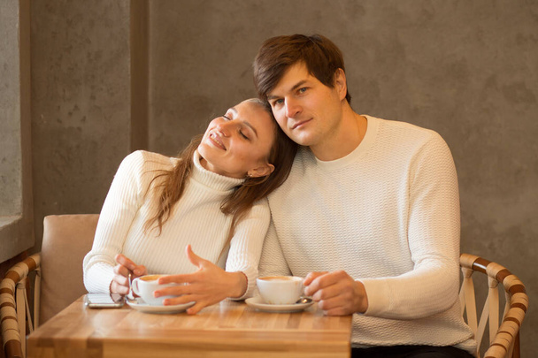 Nuori pari istuu kahvilassa kahvin kanssa. Ystävänpäivä. - Valokuva, kuva