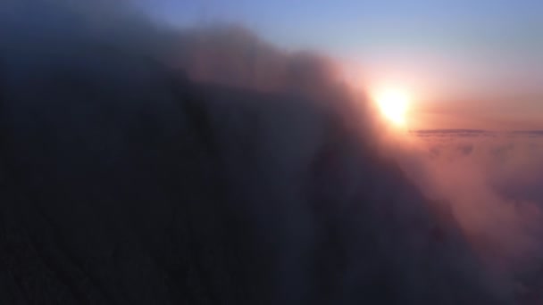 Cinematische roze en paarse pluizige wolken bewegen zacht op de hemel bij gouden zonsondergang - Video