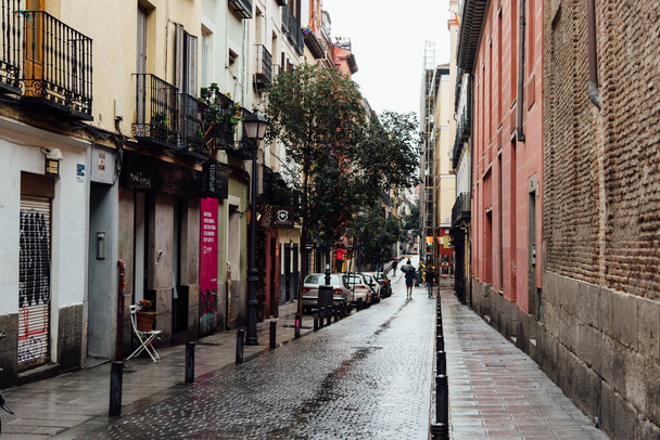 Street View an einem regnerischen Tag im Viertel Chueca in Madrid - Foto, Bild