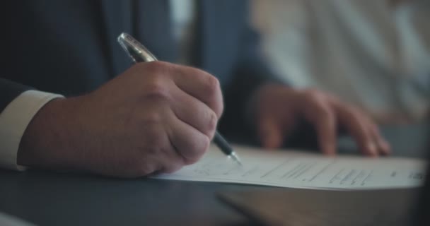 Κλείστε τα χέρια ενός επιχειρηματία υπογράφοντας ένα συμβόλαιο κατά τη διάρκεια μιας επαγγελματικής συνάντησης. Αργή κίνηση - Πλάνα, βίντεο