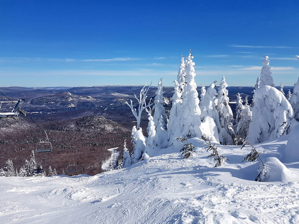Vista panoramica di una stazione sciistica Mont-Tremblant in Quebec, Canada - Foto, immagini
