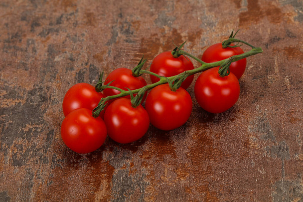 Ripe tasty tomatoes on the branch - Photo, Image